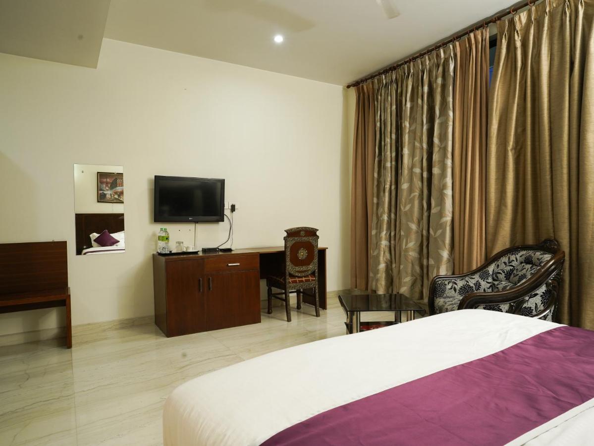 Lime Tree Hotel Sushant Lok Gurgaon Sector 29 Next To Iffco Chowk Metro Ngoại thất bức ảnh